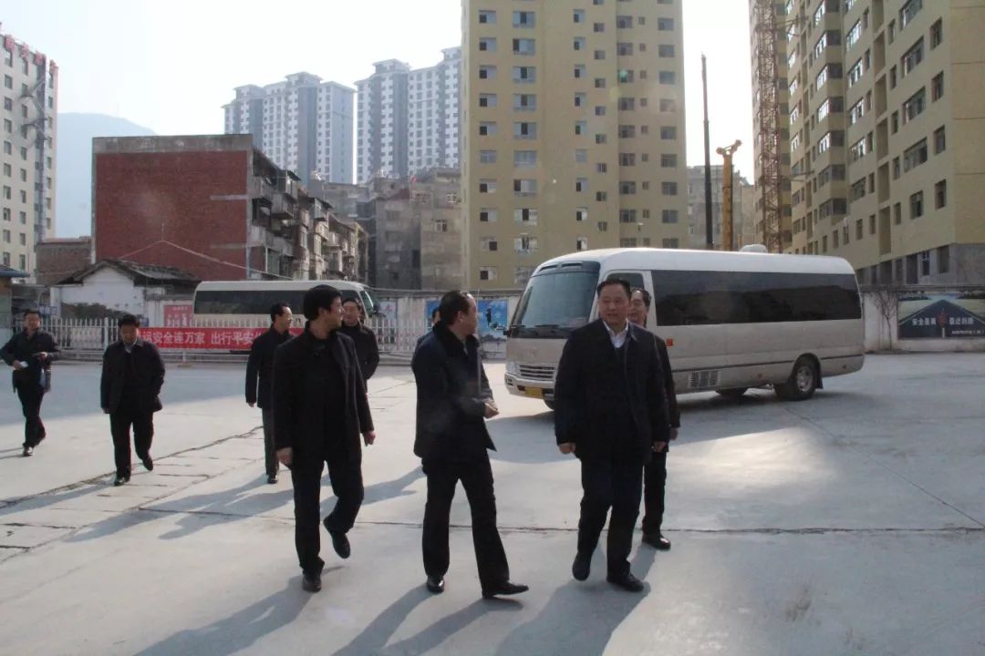 隴南市委常委、常務(wù)副市長張慶宏、副市長徐世林、市人大副主任陳榮等一行深入隴運集團(tuán)公司武都汽車站開展春節(jié)前走訪慰問活動