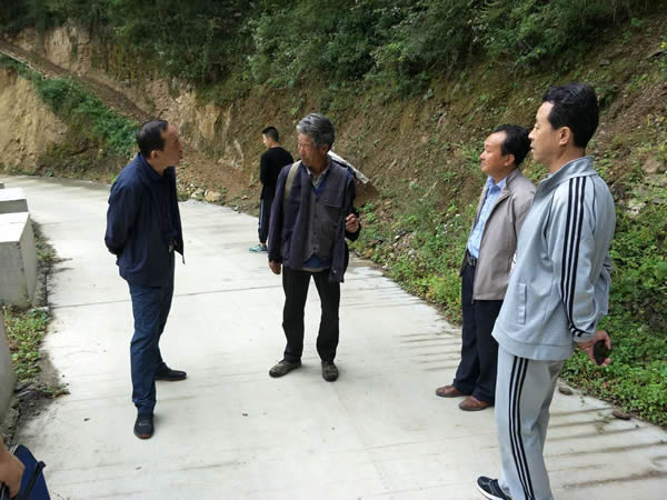 隴運集團(tuán)公司黨委書記、董事長李寅祥同志深入琵琶鎮(zhèn)寧強村開展幫扶工作