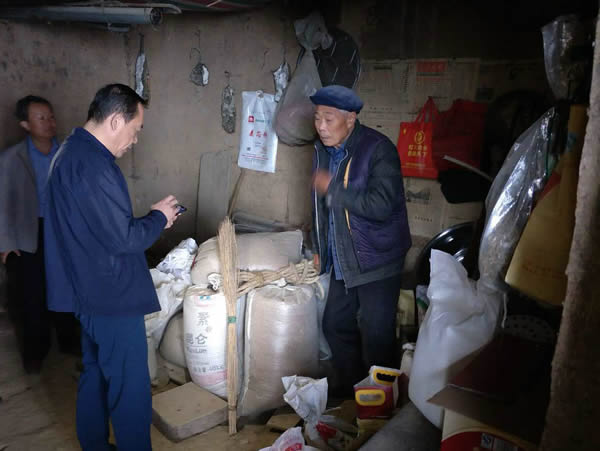 隴運集團(tuán)公司黨委書記、董事長李寅祥同志深入琵琶鎮(zhèn)寧強村開展幫扶工作