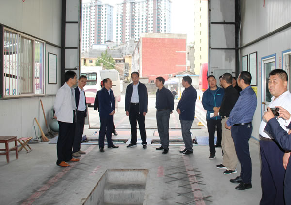 市安委辦主任、安監(jiān)局局長李永宏一行到隴運(yùn)集團(tuán)公司檢查指導(dǎo)工作