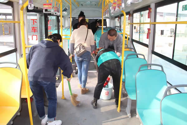 隴運集團(tuán)公司黨委積極整治公交車輛運營突出問題