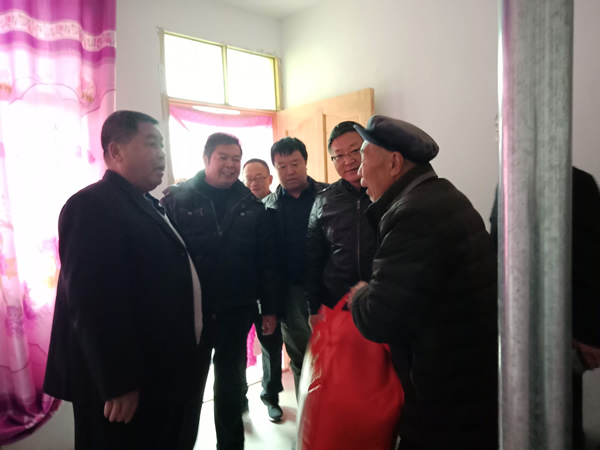 隴運(yùn)集團(tuán)公司開展“解難題、辦實事、送溫暖”主題黨日活動