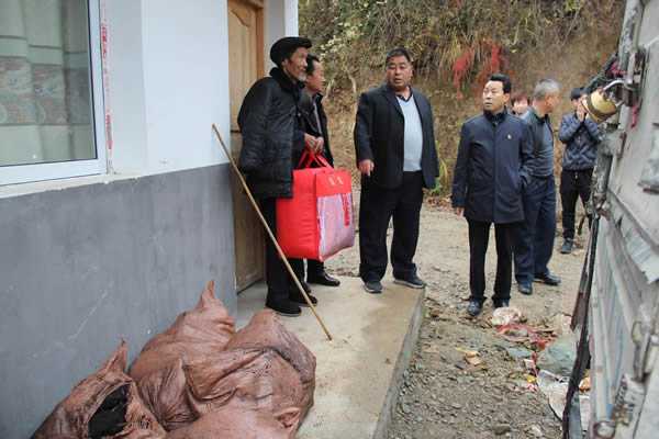 隴運(yùn)集團(tuán)公司開展“解難題、辦實事、送溫暖”主題黨日活動