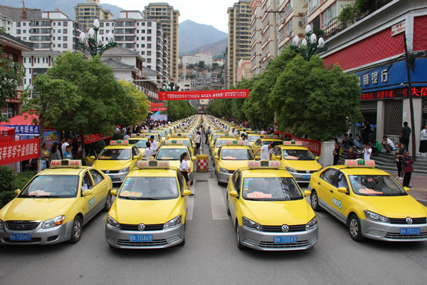 愛心送考   奉獻(xiàn)社會(huì)